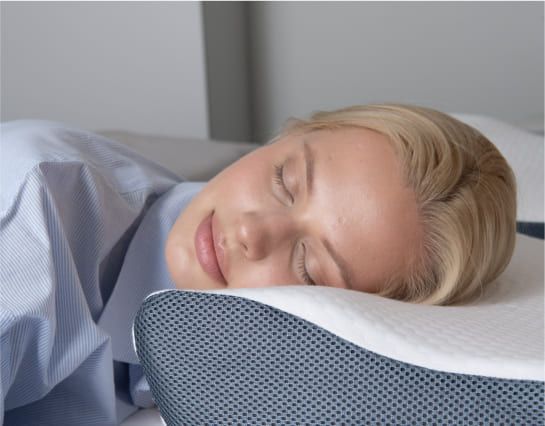 Person sleeping comfortably on the Derila pillow